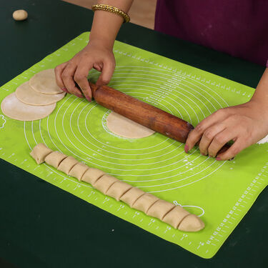 Silicone Mat + Free 10 Pcs Roller Cutter (SM2)